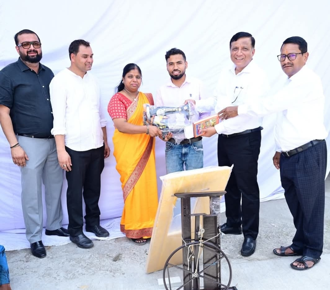 सीएम को सौंपा ज्ञापन, शाम तक मिली सिलाई मशीन