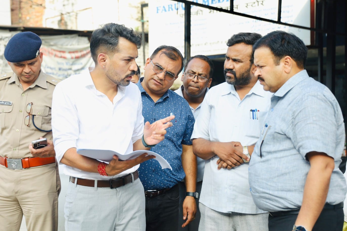 आढ़त बाजार–तहसील चौक सड़क चौड़ीकरण परियोजना का डीएम ने किया निरीक्षण, मुआवजा प्रक्रिया में तेजी के निर्देश