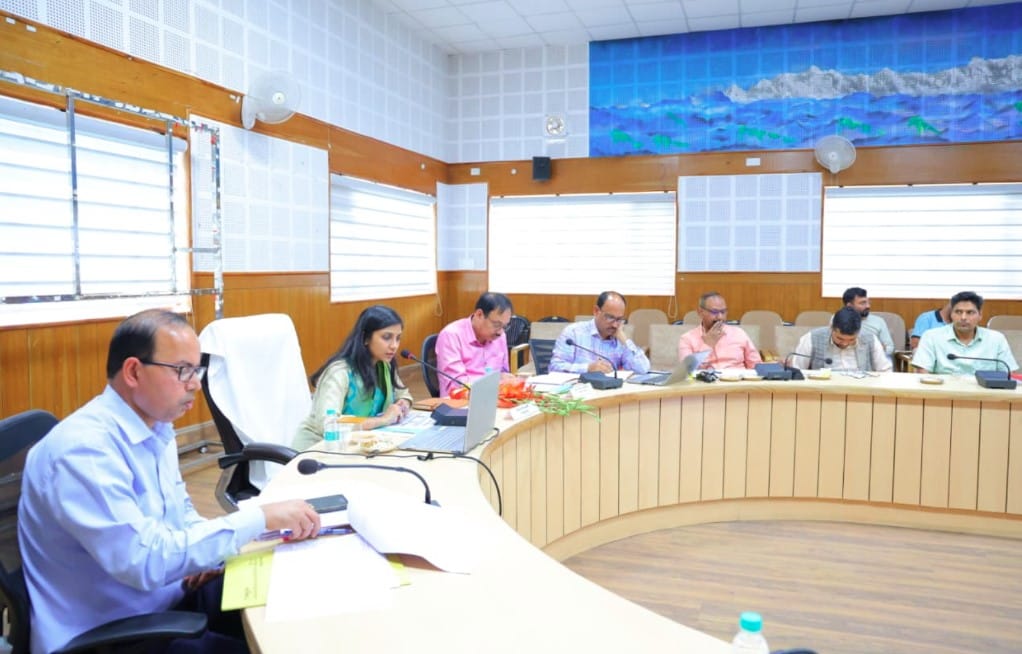 विकास कार्यों में देरी पर होगी जवाबदेही तय, जिलाधिकारी ने की जिला योजना की समीक्षा