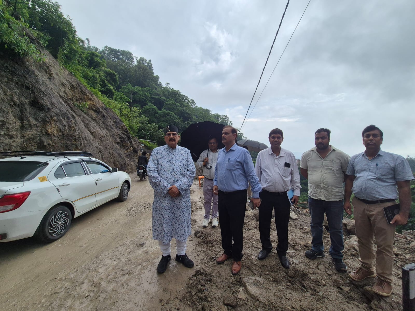 लोनिवि मंत्री महाराज ने किया मसूरी, कोल्हूखेत, पानी वाले बैंड सड़क का औचक निरीक्षण
