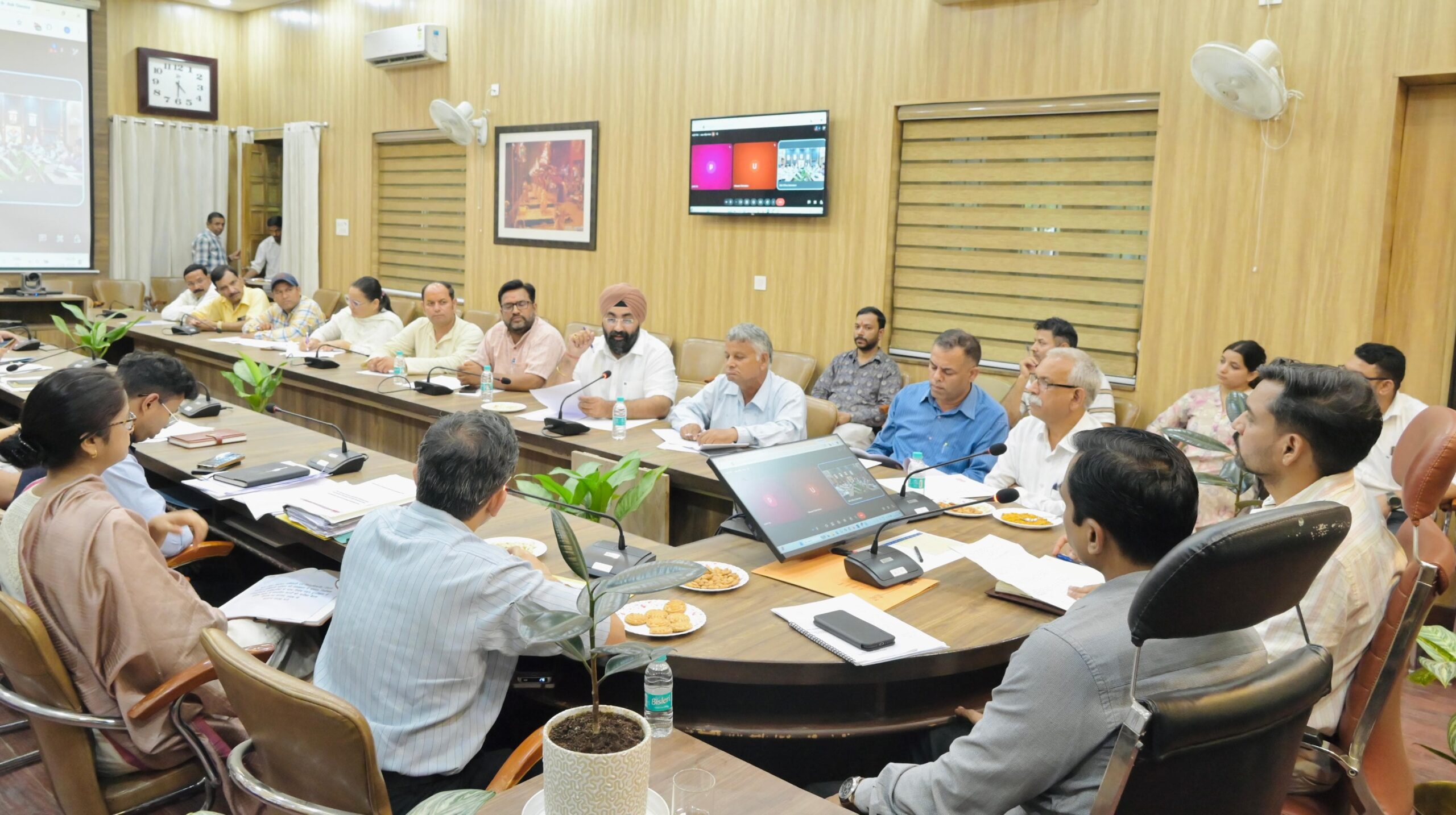 समाधान दिवस में डीएम ने 109 फरियादियों की सुनी समस्याएं, अधिकांश मामलों का मौके पर किया निस्तारण