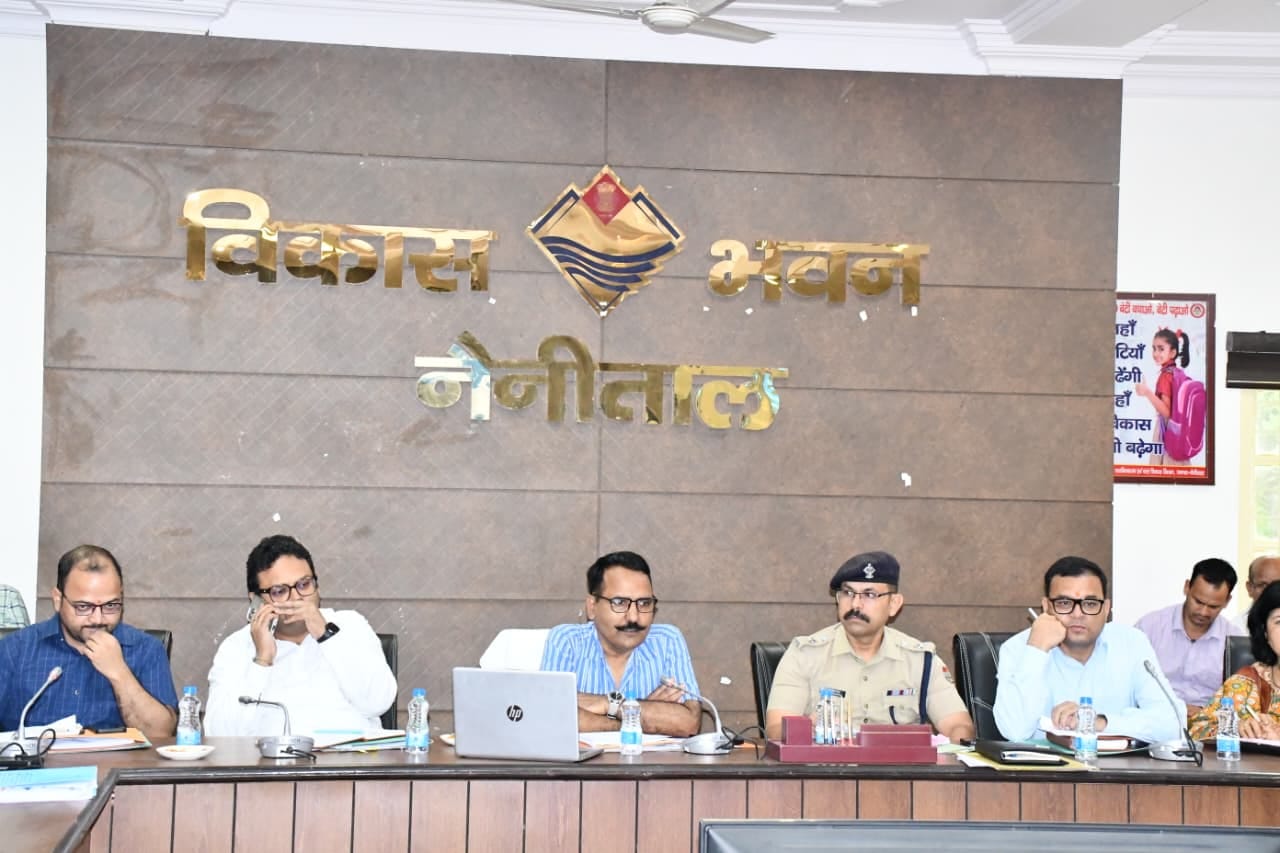 डीएम ने विकास कार्यों की समीक्षा कर अधिकारियों को दिए कड़े निर्देश