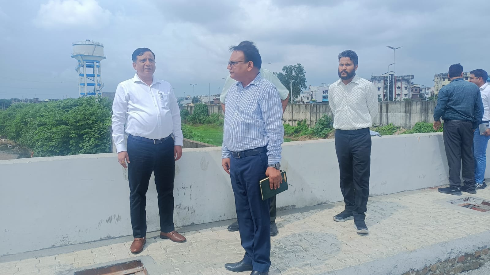 आढ़त बाजार के विकास कार्यों का विधायक विनोद चमोली और एमडीडीए उपाध्यक्ष बंशीधर तिवारी ने किया स्थलीय निरीक्षण