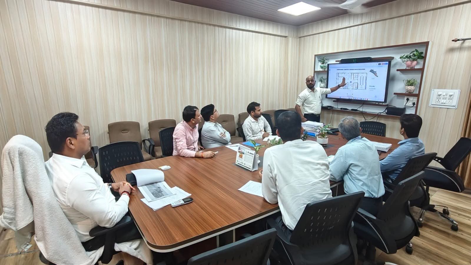 आवास विभाग की योजनाओं की सचिव ने की समीक्षा, मास्टर प्लान और अवैध निर्माण पर सख्ती के निर्देश