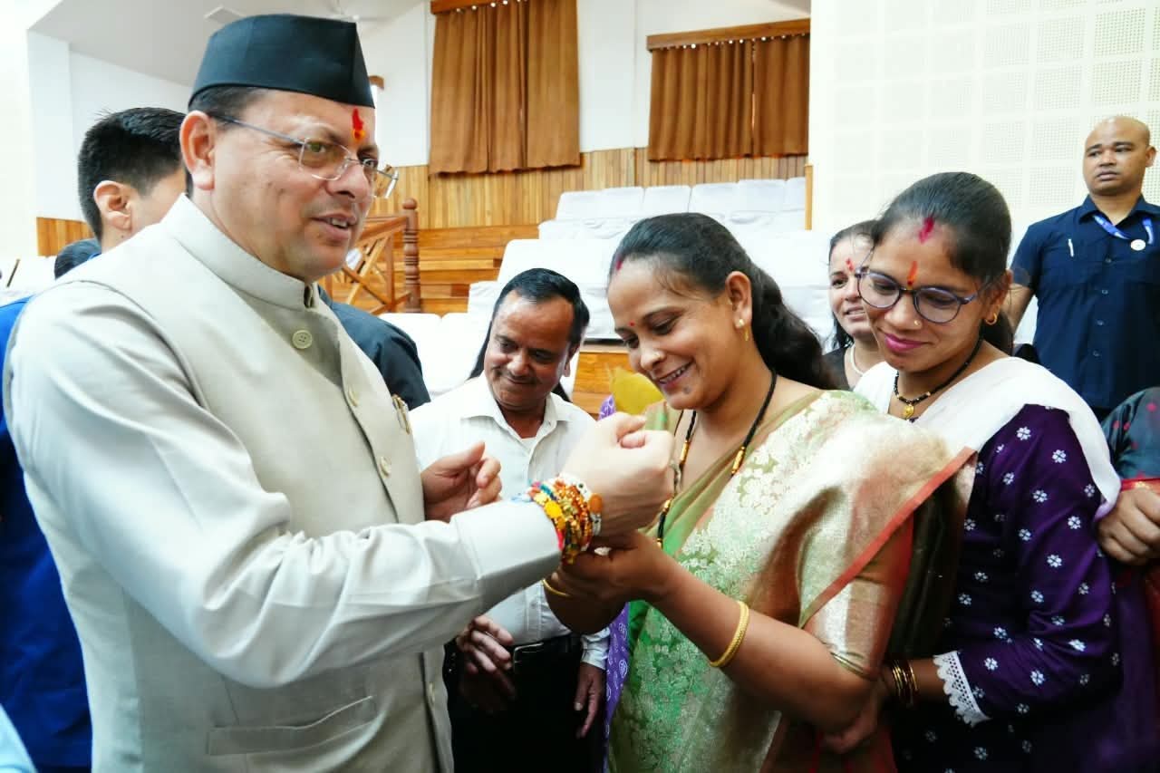 बहनों ने सीएम धामी को बांधा रक्षा सूत्र, सीएम ने दी रक्षाबंधन की शुभकामनाएं