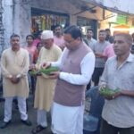 लोहियाहेड में ‘वोकल फॉर लोकल’ का संदेश, सीएम धामी ने रवि की टिक्की का लिया स्वाद