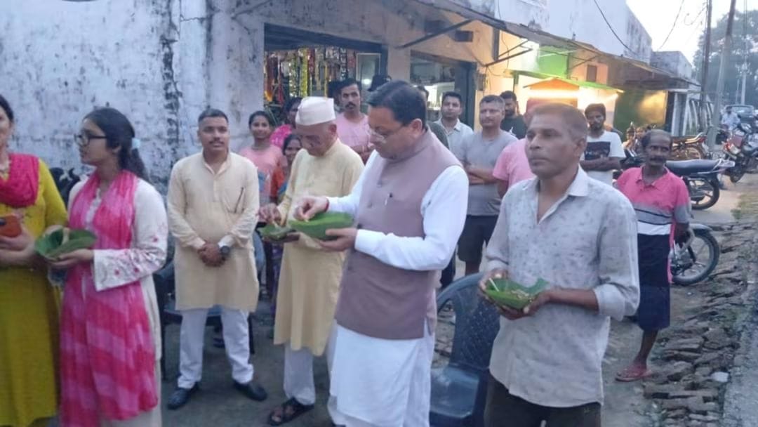 लोहियाहेड में ‘वोकल फॉर लोकल’ का संदेश, सीएम धामी ने रवि की टिक्की का लिया स्वाद