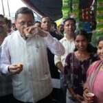 मेलाघाट रोड पर पैदल निकले CM धामी, अचानक मिलन डेरी पहुंचकर पी चाय; ‘वोकल फॉर लोकल’ का दिया संदेश