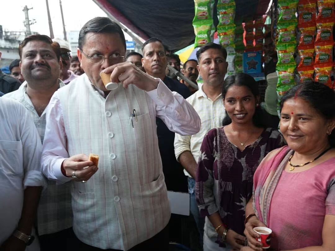 मेलाघाट रोड पर पैदल निकले CM धामी, अचानक मिलन डेरी पहुंचकर पी चाय; ‘वोकल फॉर लोकल’ का दिया संदेश