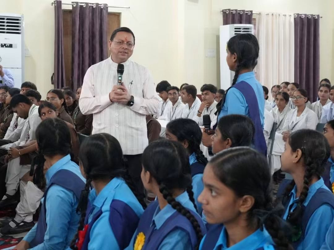 खटीमा में सीएम धामी से रूबरू हुए युवा, रोजगार से लेकर पर्यावरण तक पूछे बेबाक सवाल
