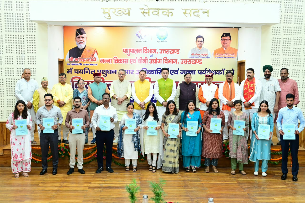 101 नवनियुक्त कार्मिकों को मिले नियुक्ति पत्र, धामी बोले- मेहनत और प्रतिभा के आधार पर मिल रही सरकारी नौकरी