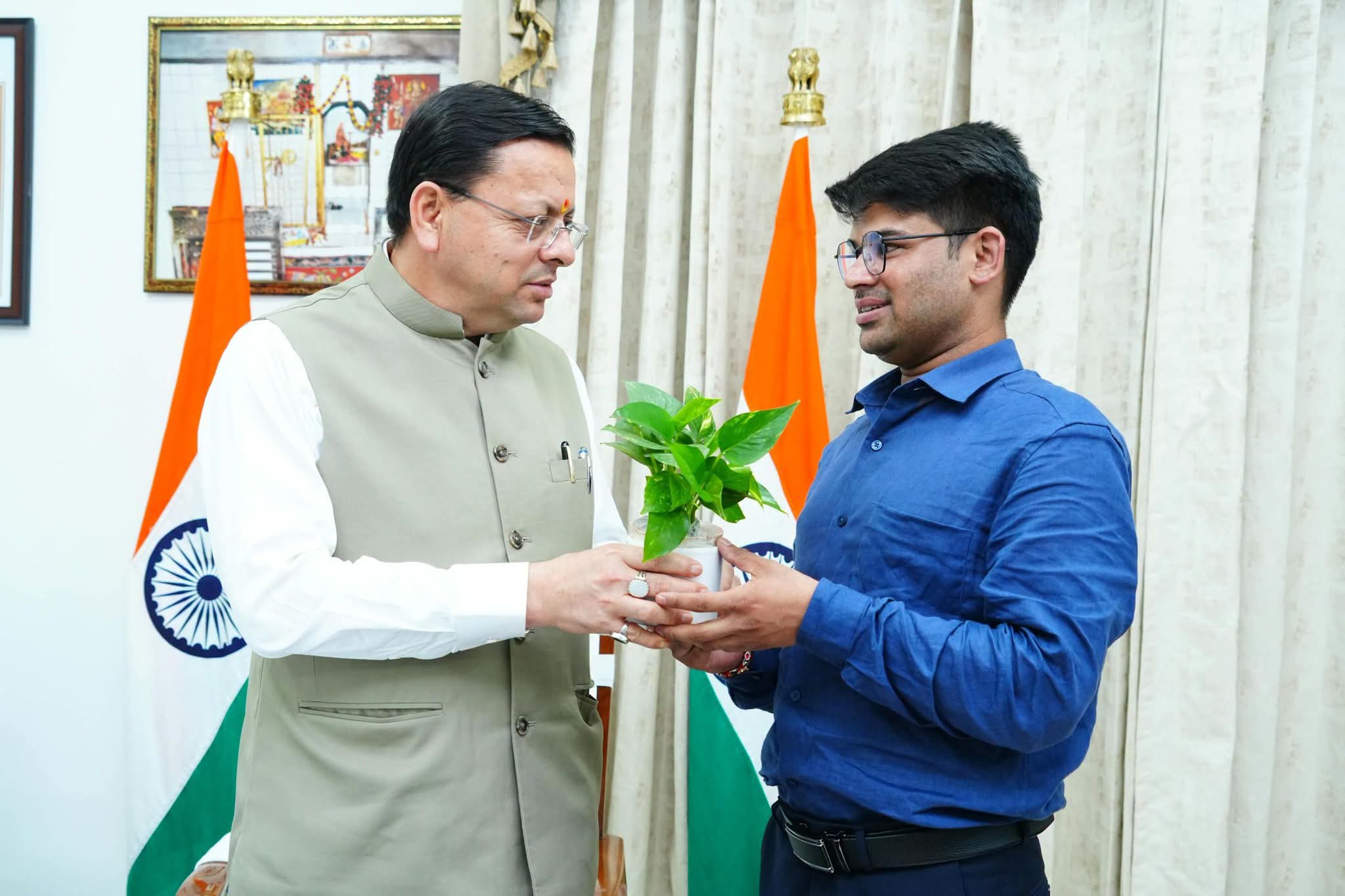 उत्तराखंड के फ्लाइंग कार इनोवेटर रवि टमटा से मिले CM धामी