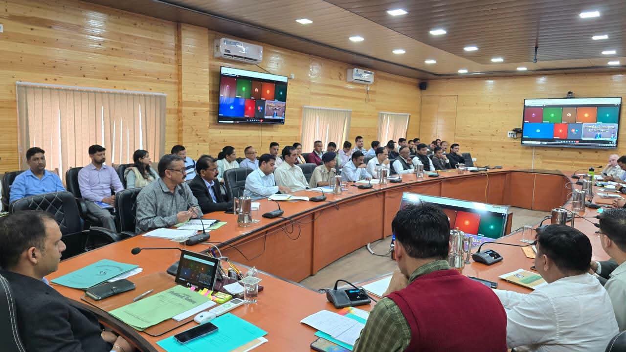 सड़कों को गड्ढामुक्त करने के लिए जिलाधिकारी ने दिए गए कड़े निर्देश। कहा- लापरवाही नहीं होगी बर्दाश्त