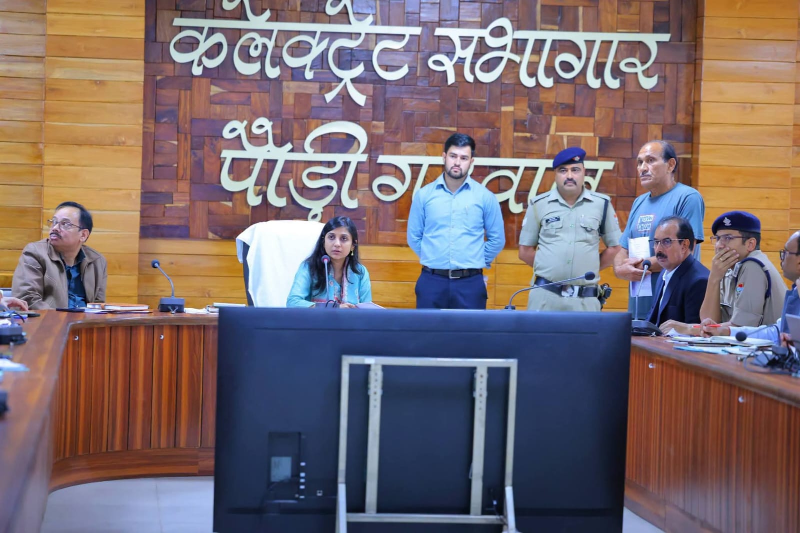 जनता मिलन में डीएम ने सुनीं 28 शिकायतें, त्वरित निस्तारण के निर्देश