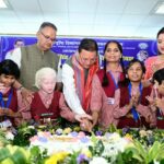 दिव्यांग बच्चों के बीच CM धामी ने मनाया जन्मदिन, बच्चों के साथ काटा केक