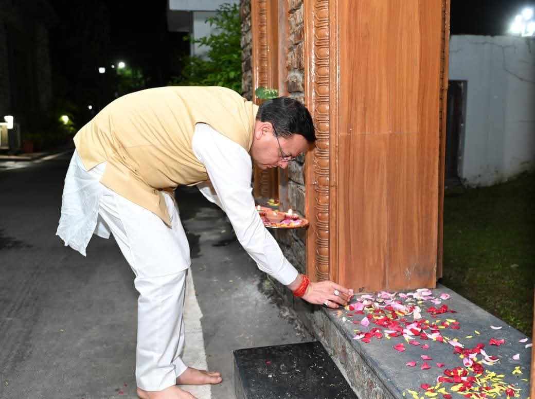 मुख्यमंत्री धामी ने जलाया ‘आशीर्वाद का दीया’, PM मोदी के दीर्घायु जीवन की कामना की