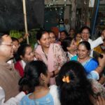 रास्ते में लोगों को देख सीएम धामी ने रुकवाया काफिला, बच्चों के साथ ली सेल्फी