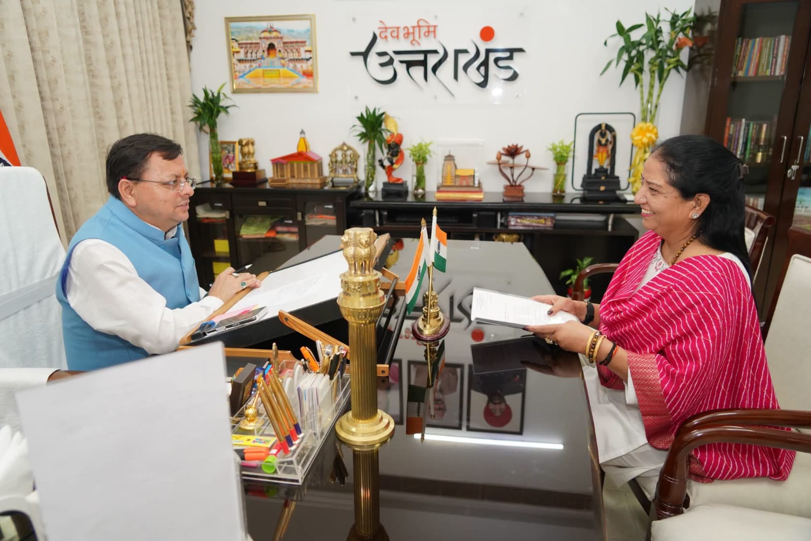 मुख्यमंत्री पुष्कर सिंह धामी से विधायक रेणु बिष्ट ने की शिष्टाचार भेंट