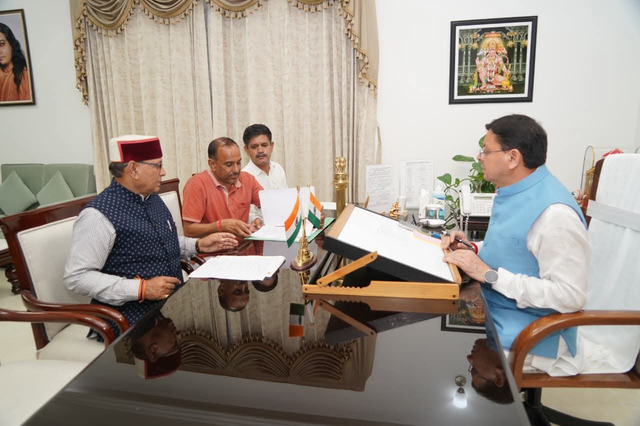 मुख्यमंत्री पुष्कर सिंह धामी से मुख्यमंत्री आवास में कैबिनेट मंत्री खजान दास ने शिष्टाचार भेंट की