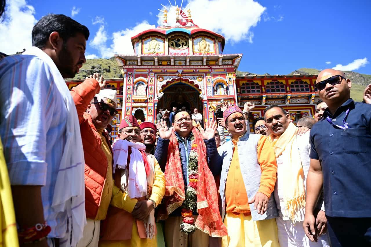 बदरीनाथ धाम पहुंचे सीएम धामी, पूजा-अर्चना कर लिया मास्टर प्लान का जायजा