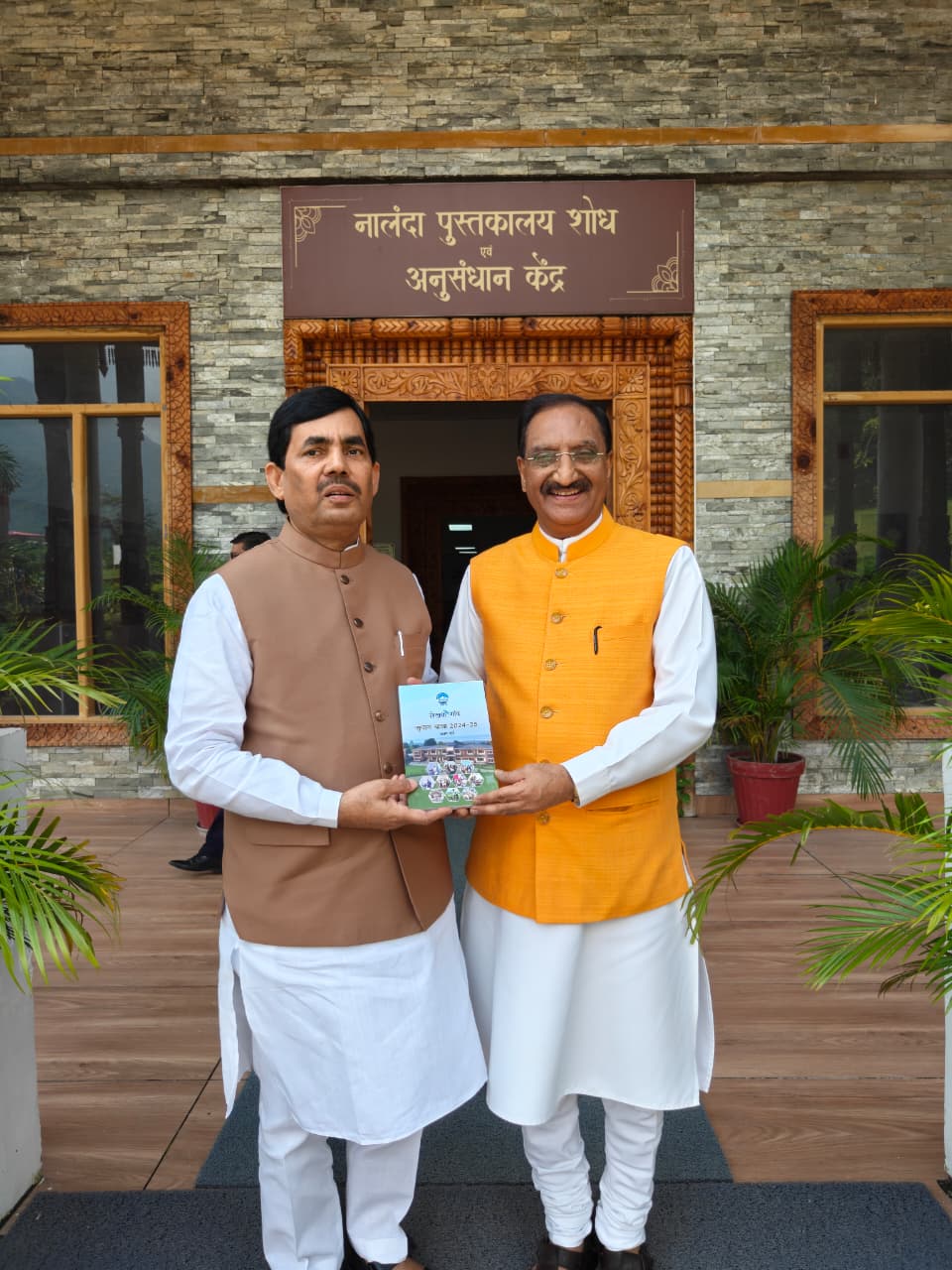 लेखक गाँव की साहित्यिक-सांस्कृतिक पहल से प्रभावित हुए शाहनवाज हुसैन