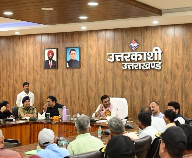 मुख्य सचिव ने उत्तरकाशी में विकास योजनाओं की समीक्षा की, 15 अक्टूबर तक सड़कें गड्ढामुक्त करने के निर्देश