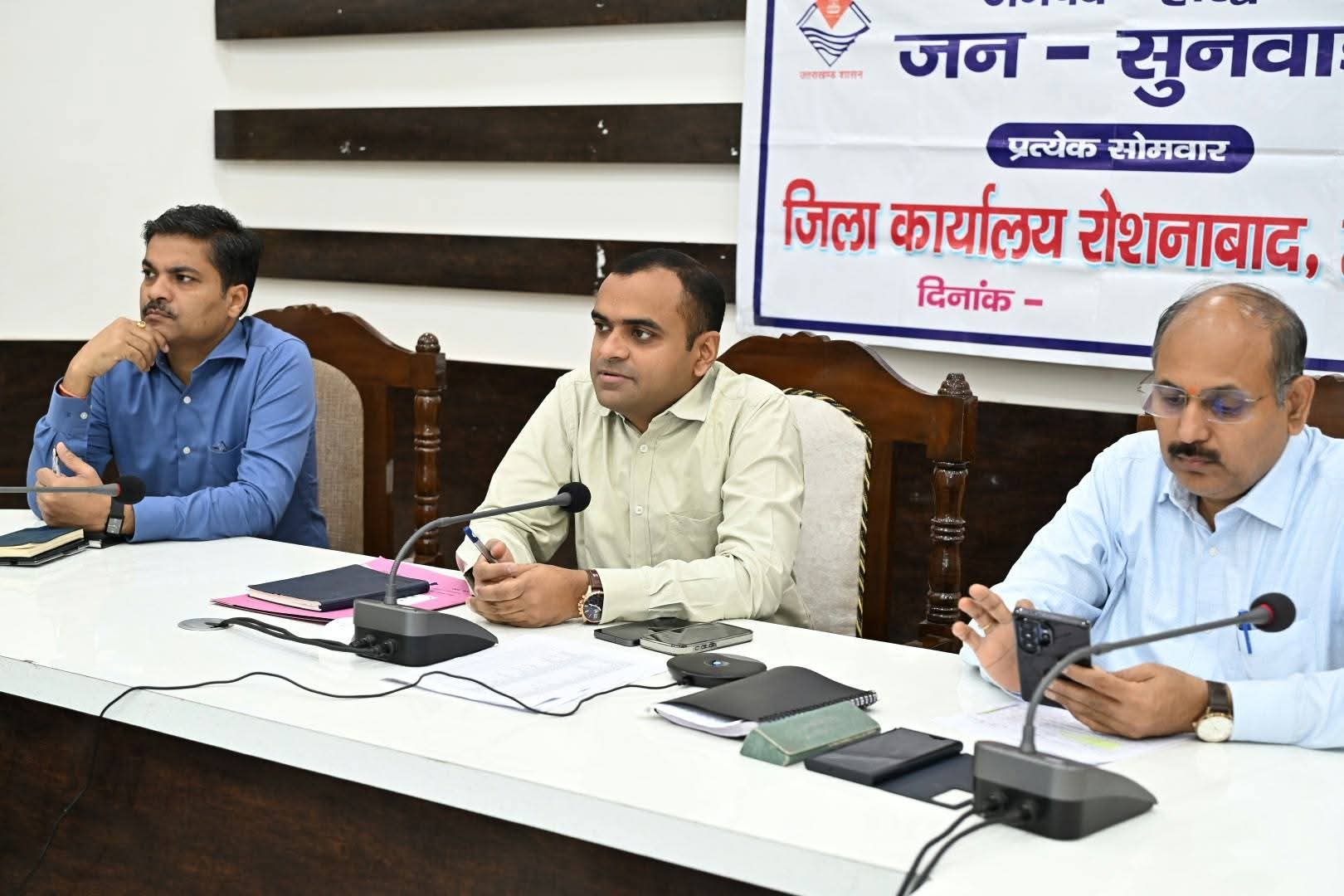 जिलाधिकारी ने जनपद में संचालित विभिन्न योजनाओं की समीक्षा बैठक
