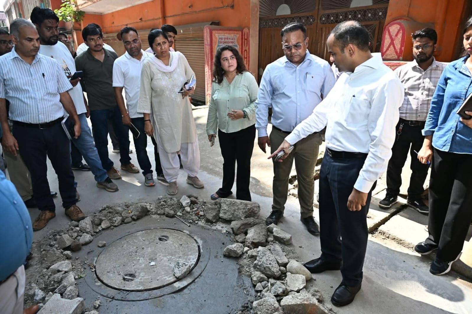 जिलाधिकारी मयूर दीक्षित ने भूपतवाला एवं सप्तसरोवर क्षेत्र में सीवरेज कार्य के लिए खोदी गई सड़कों के मरम्मत कार्य का किया स्थलीय निरीक्षण