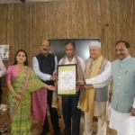 लेखक गाँव में पर्यावरण प्रहरियों का सम्मान