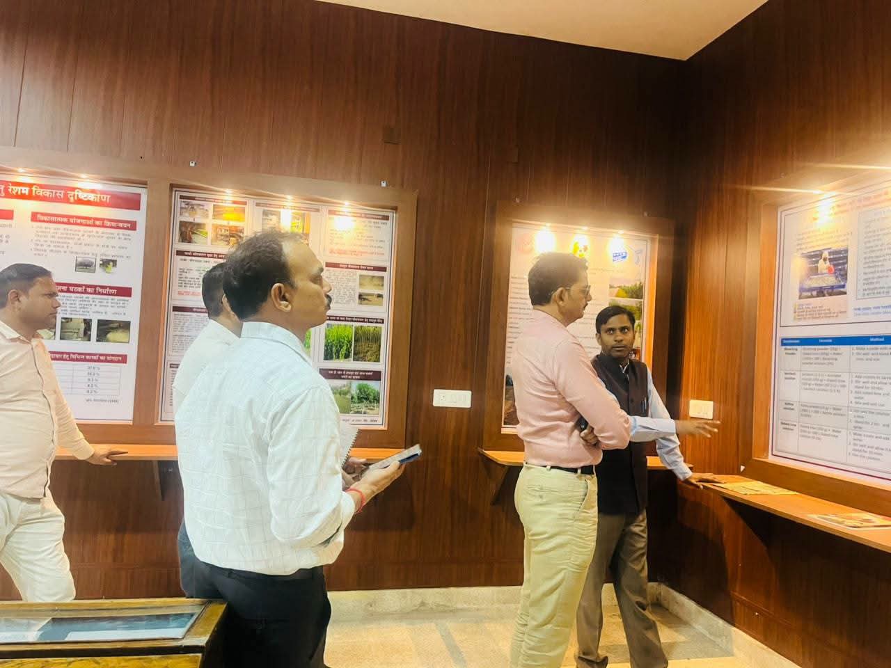 उत्तर प्रदेश के रेशम निदेशक आनंद कुमार शुक्ला ने किया सहसपुर स्थित रेशम अनुसंधान केंद्र का तकनीकी भ्रमण