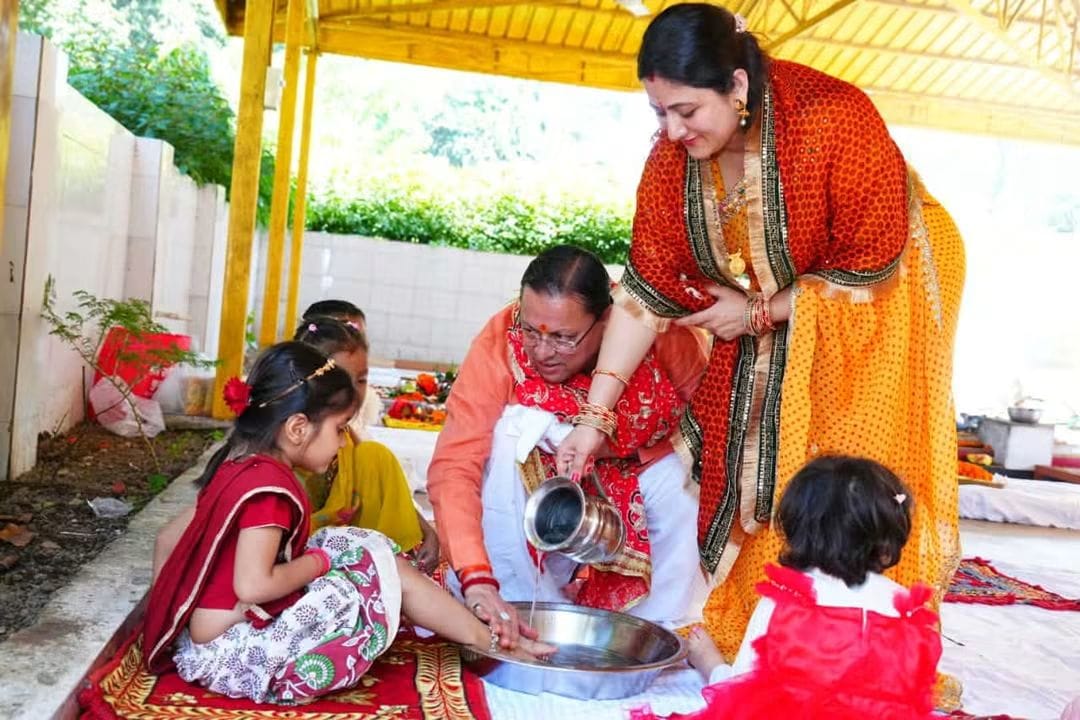 मुख्यमंत्री धामी ने महानवमी पर किया कन्या पूजन, प्रदेश की सुख-समृद्धि की कामना