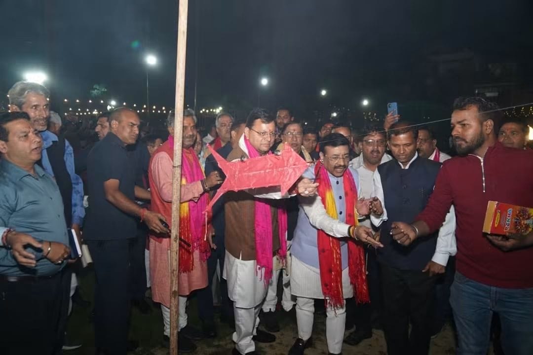 मुख्यमंत्री धामी ने किया रावण दहन, बुराई पर अच्छाई की विजय का दिया संदेश